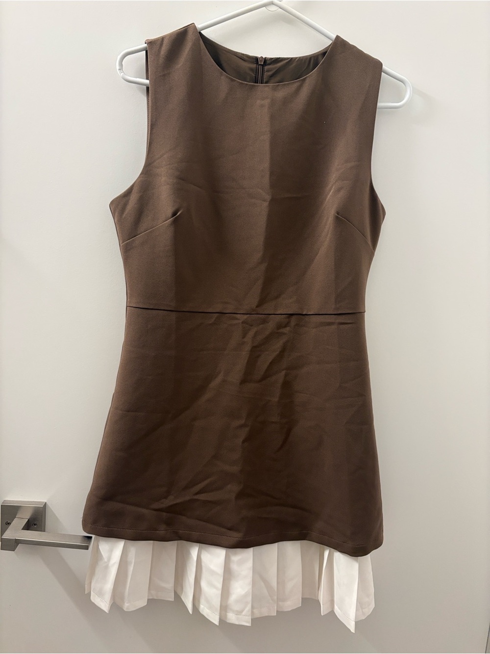 Two-Tone Sleeveless Pleated Short Dress - Brown